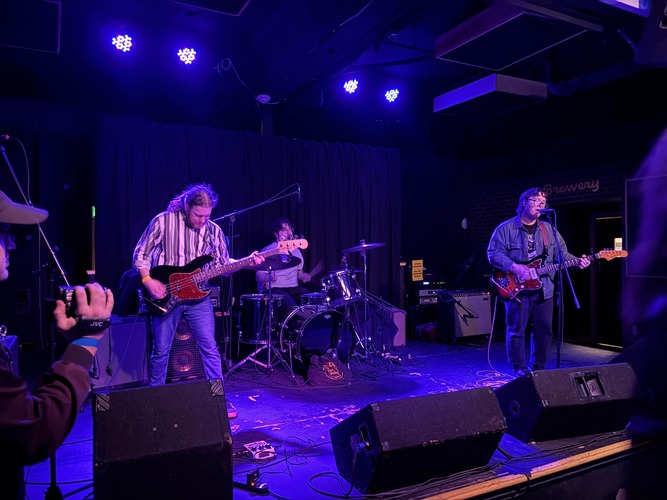 (T-T)b concert at Deep Cuts