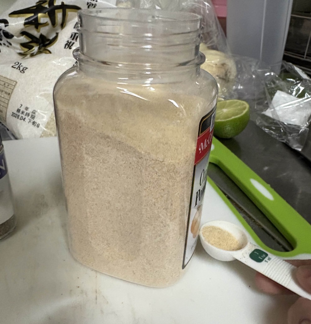 onion powder next to teaspoon